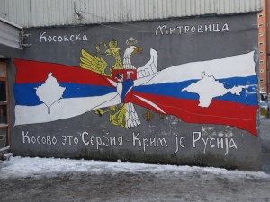 Représentation sur un mur de la partie serbe de Mitrovica d'un Kosovo serbe et d'une Crimée russe/Representation on a wall in the Serbian part of Mitrovica of a Serbian Kosovo and a Russian Crimea 